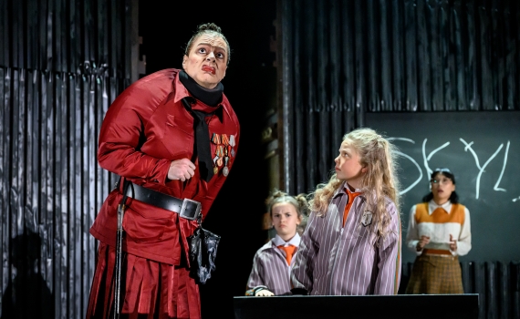 Två barn och två vuxna skådespelare på scen i musikalen Matilda The Musical.  