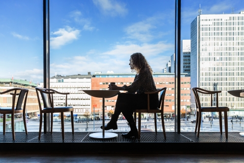 Foto: Matilda Rahm Kvinna vid bord på en av Kulturhuset Stadsteaterns restauranger