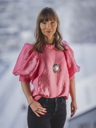 Porträttfoto på författaren Ann-Helén Laestadius. 