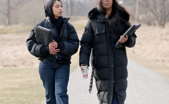 Två tjejer promenerar på Järvafältet