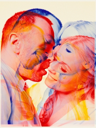 En bild i flera lager och färger på en man och en kvinna som ler mot varandra. 